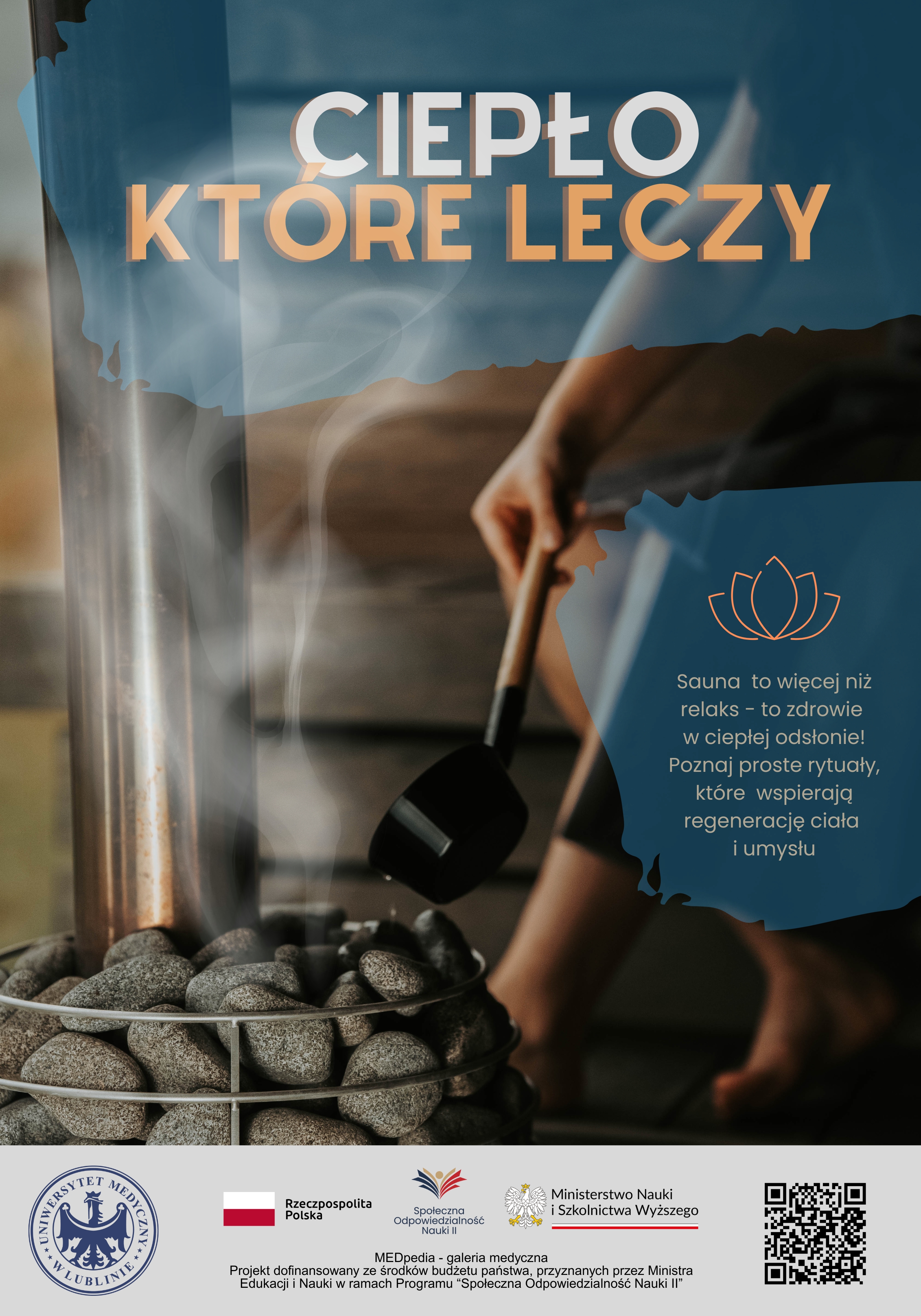 Ciepły, przyciemniony kadr z napisem „Ciepło, które leczy”. Po lewej piec i parujące kamienie, ręka trzyma drewnianą chochlę. Po prawej niebieski panel z ikoną lotosu i tekstem: „Sauna to więcej niż relaks… poznaj proste rytuały wspierające regenerację ciała i umysłu”. Na dole belka z logotypami i kodem QR.